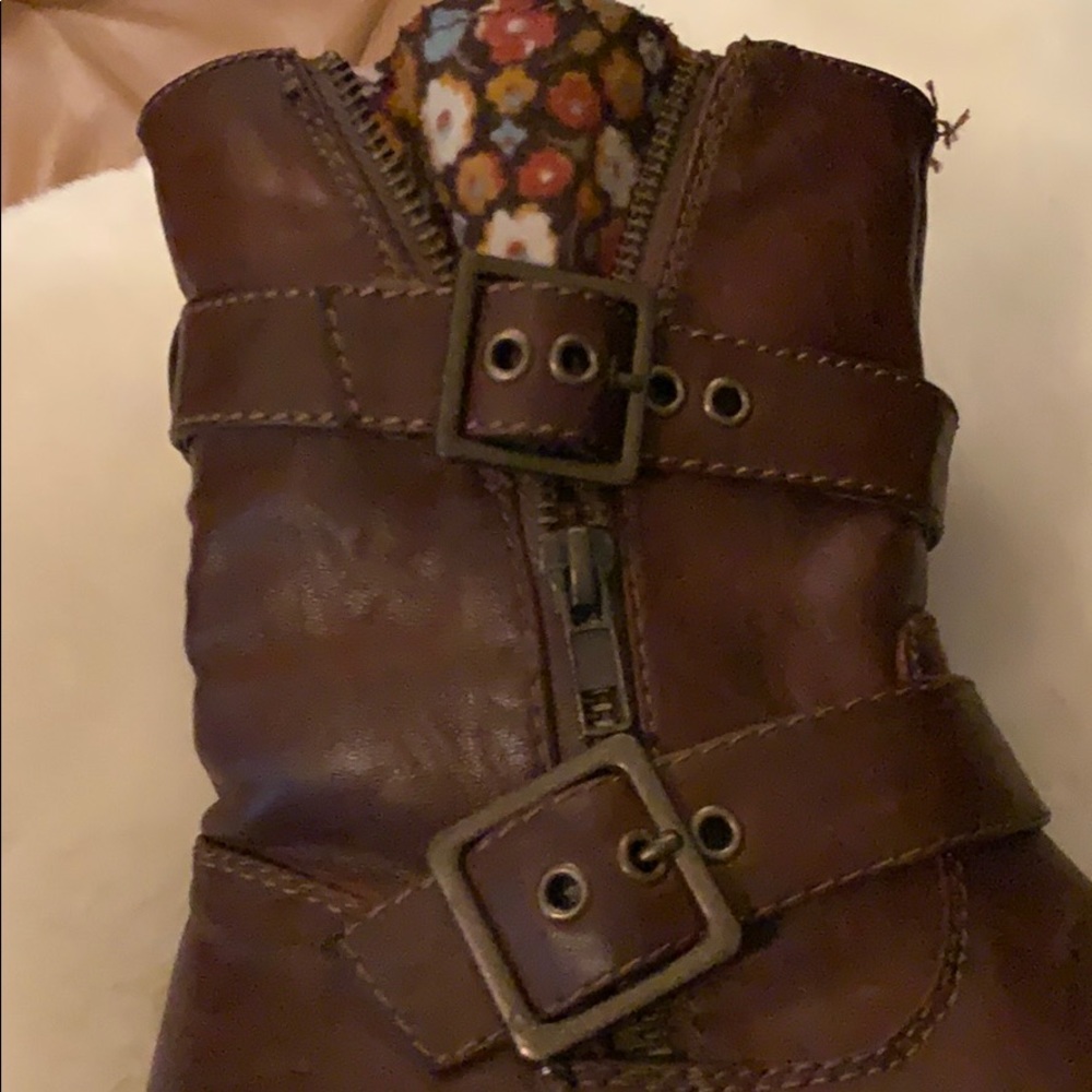 Boots - Picture 3 of 4